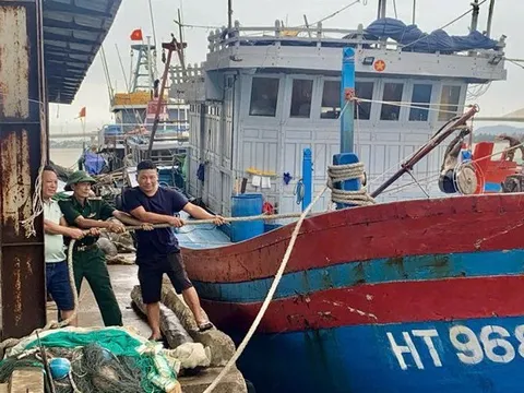 Hà Tĩnh: 2 người mất tích, 58 tàu cá bị sóng đánh chìm trước cơn bão số 3