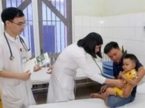 Bé trai 2 tuổi ngã xuống hồ cá koi được cứu sống thần kỳ