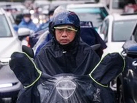 Người Hà Nội nhích từng chút trên đường về nhà vì mưa lớn vào giờ tan tầm