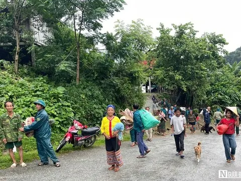 Nghệ An: Di dời khẩn cấp hàng chục hộ dân xã biên giới có nguy cơ sạt lở núi