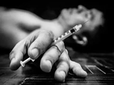 Dẫn bạn về căn hộ tiêm ma túy, sáng ra phát hiện một người chết