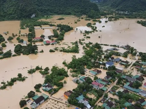 Lũ dữ cuốn trôi tài sản, làng bản Nghệ An tan hoang sau một đêm