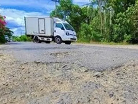 Ổ gà, ổ voi chằng chịt trên đường vào Di tích quốc gia đặc biệt Gành Đá Đĩa