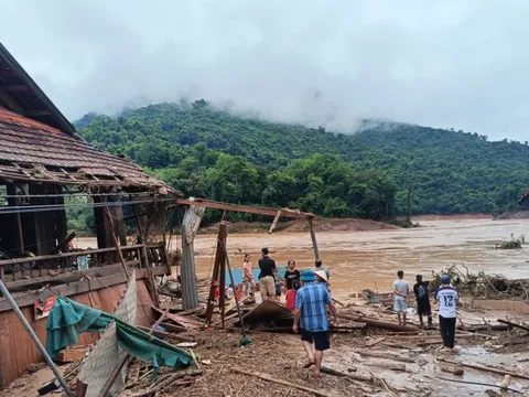 Lũ lụt lịch sử ở Nghệ An: Người dân bật khóc bới bùn tìm lại tài sản bị vùi lấp