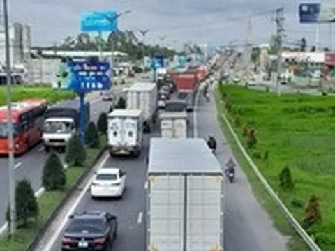 Cầu Cần Thơ liên tục kẹt xe do tai nạn giao thông