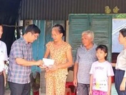 Xã Củ Chi hỗ trợ người dân bị tốc mái do mưa dông