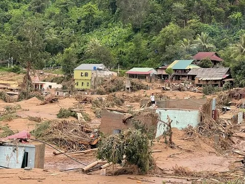 Mưa lũ lịch sử ở Nghệ An khiến 3 người chết, hơn 3.200 nhà bị ngập