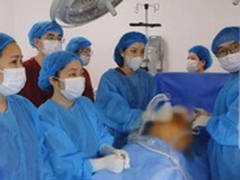 Bé gái có dây rốn dài 1m, xoắn vặn nhiều vòng