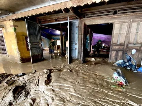 Người dân miền núi xứ Nghệ vật lộn với bùn cao hơn 1m sau lũ