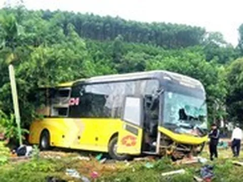 Xe khách đi từ Hà Nội bị lật ở Hà Tĩnh khiến 10 người chết, 14 người bị thương