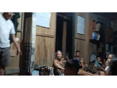 Nghệ An: Xuất hiện vết nứt lớn trên núi, người dân sơ tán khẩn cấp trong đêm