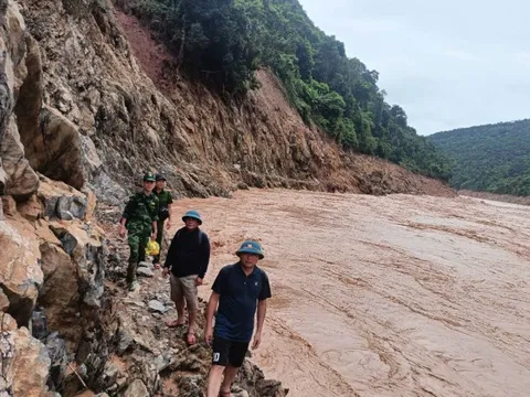 Lũ dữ xé toạc đường sá, nhiều bản làng ở Nghệ An bị cô lập hoàn toàn