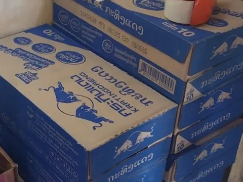 Nước tăng lực Thái, bánh Trung Quốc không rõ nguồn gốc bày bán tại Đà Nẵng