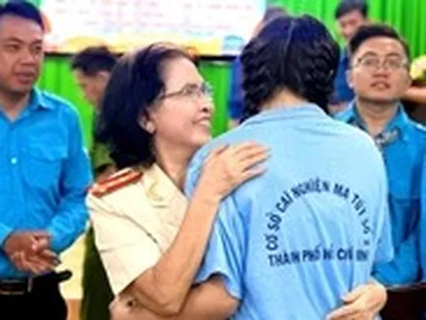 Nữ thương binh, Anh hùng Lực lượng vũ trang tâm sự với thanh thiếu niên cai nghiện ma túy