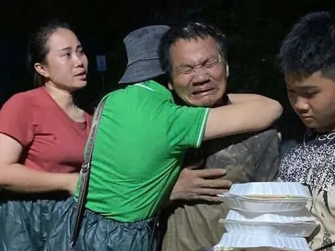 Ấm áp những suất cơm miễn phí đong đầy yêu thương nơi vùng lũ xứ Nghệ