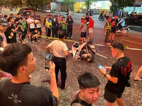 Hà Nội: "Hố tử thần" bất ngờ xuất hiện trên đường khiến xe máy gặp nạn