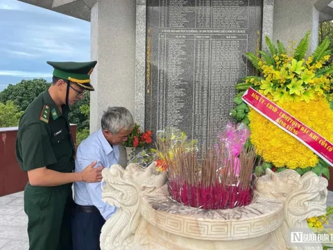 Con trai liệt sĩ oà khóc khi tìm thấy tấm bia ghi tên cha sau 60 năm miệt mài tìm kiếm