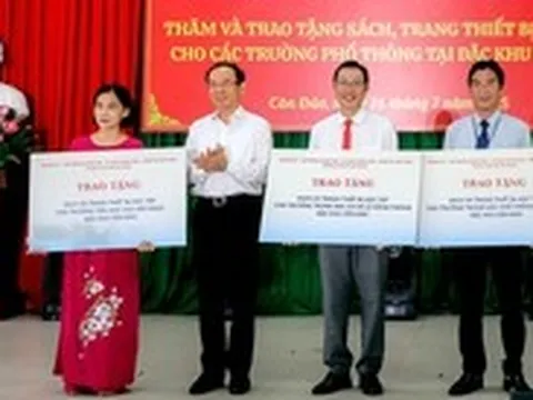 Bí thư Nguyễn Văn Nên trao tặng thiết bị học tập cho 3 trường học tiêu biểu ở đặc khu Côn Đảo