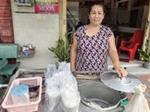 Nhiều người mua chè giúp người bán bị té gãy chân
