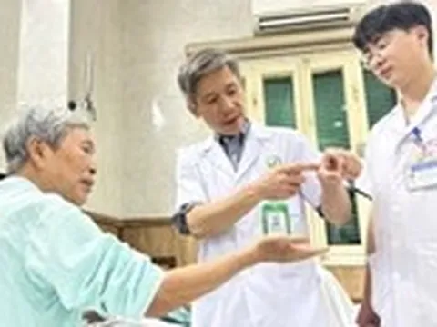 Phẫu thuật lấy mảnh đạn găm trong cánh tay người thương binh suốt nửa thế kỷ