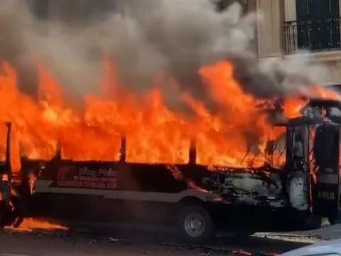 Hà Nội: Ô tô 24 chỗ bất ngờ bốc cháy dữ dội trên phố