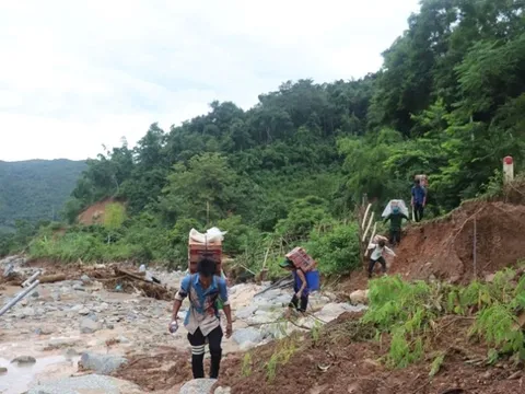 Chở yêu thương vượt lũ dữ về với Nhôn Mai