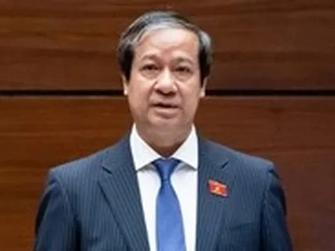Bộ trưởng trả lời cử tri việc không biến học sinh thành 'công cụ' kiếm thêm thu nhập của giáo viên