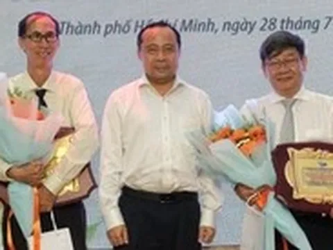 Trường Phổ thông Năng khiếu tri ân thầy Lê Bá Khánh Trình và thầy Nguyễn Thanh Hùng