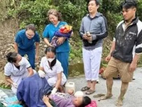 Bác sĩ đỡ đẻ sản phụ vùng lũ bên đường