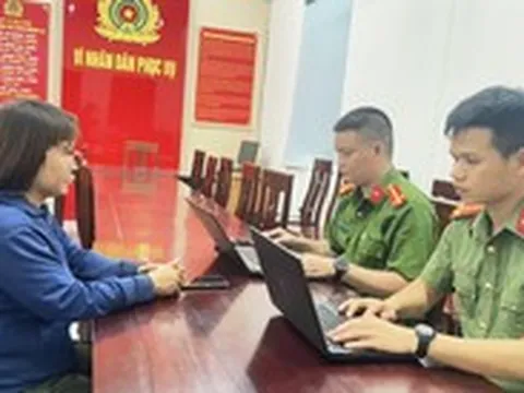 Đi xe ngang nghe dân la 'vỡ đập' nên mở điện thoại kêu gọi người dân bỏ chạy, công an triệu tập