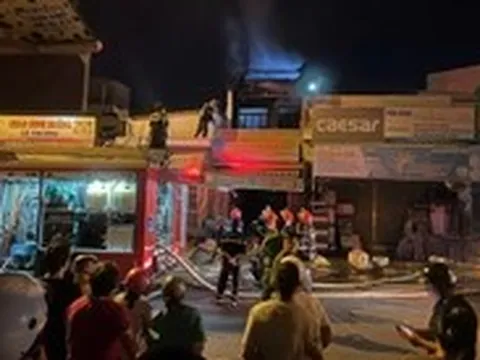 Cháy nhà 2 tầng ở Nha Trang, cảnh sát phá dỡ mái nhà để dập lửa