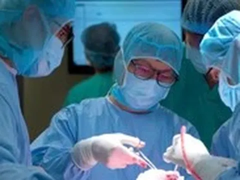 Bóc trọn khối u não to như trái cam, bệnh nhân hồi phục 2 giờ sau mổ