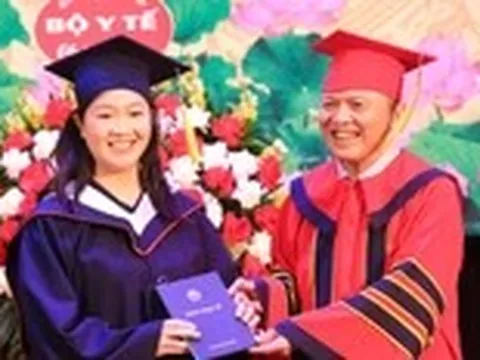 Những bác sĩ nội trú đầu tiên của Trường đại học Y Dược đã tốt nghiệp