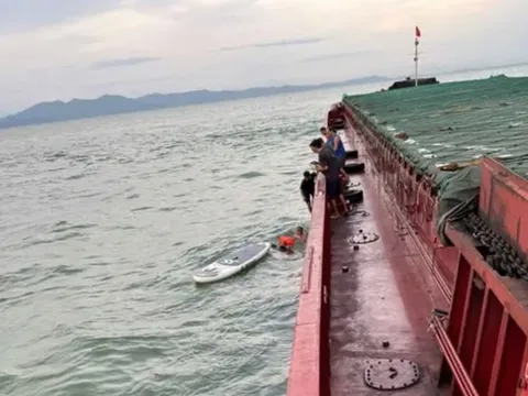 Hai bố con được cứu sống sau một đêm lênh đênh trên biển