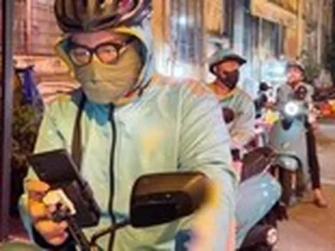 Một ngày của tài xế xe ôm điện