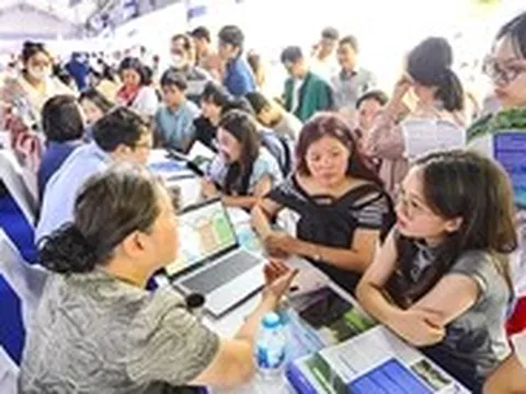 Tuyển dụng nhiều nhưng thất nghiệp tăng: Do chọn nghề theo 'mốt', ngành 'giàu' mới học?