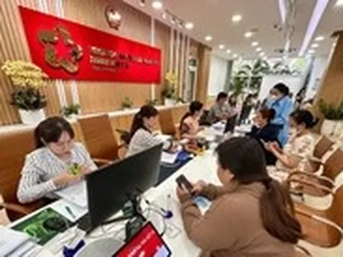 Phường Bình Tiên hỗ trợ người dân sử dụng VNeID, dịch vụ công '1 kèm 1'