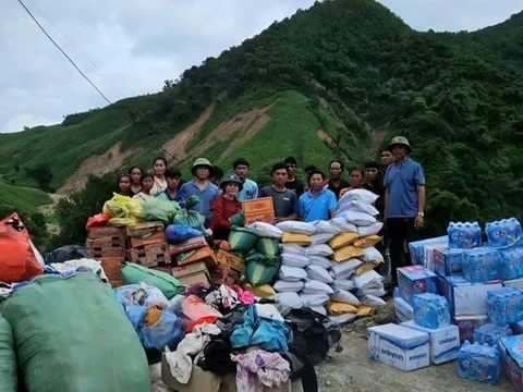 Xúc động người dân vùng lũ Nghệ An chia sẻ hàng cứu trợ với nhân dân nước bạn Lào