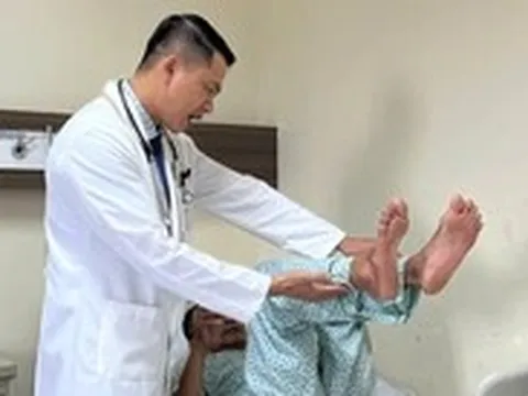 Chồng đột quỵ, vợ xem mạng xã hội chích máu đầu ngón tay dẫn đến nguy kịch