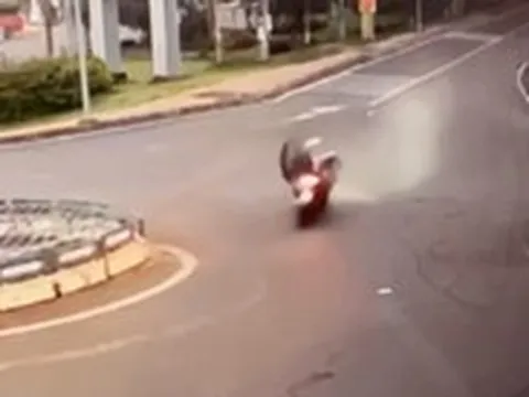 Xe tải kéo đứt cáp viễn thông làm người đi xe máy gặp nạn