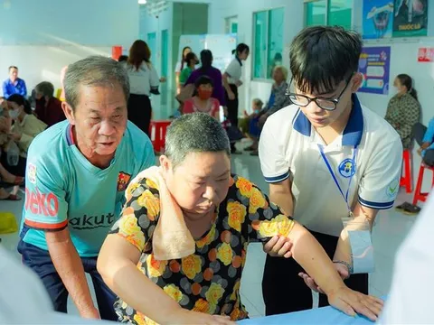 Sinh viên Văn Hiến góp sức trong ‘Ánh sáng Sen Hồng’