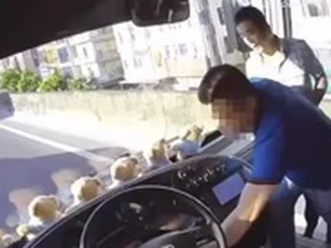 Công an vào cuộc vụ giật chìa khóa xe khách làm hàng chục người phơi nắng gần 1 tiếng