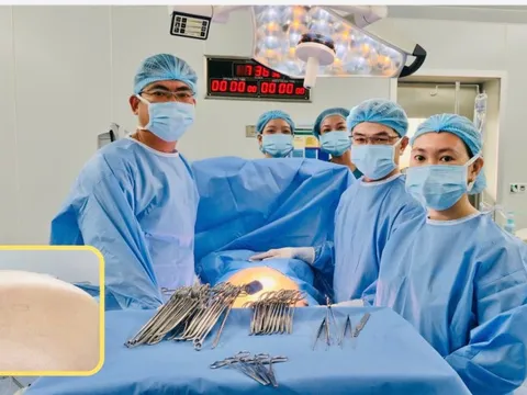 Lấy khối u buồng trứng nặng 20kg - to nhất từ trước đến nay tại Bệnh viện Từ Dũ