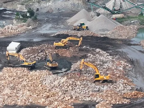 Phá đường dây khai thác đá trái phép tại dự án Shinhan ở phường Long Hương, TP.HCM