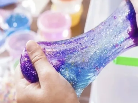 Bé trai 5 tuổi sưng phù mặt, nôn ói sau 30 phút chơi slime - 'chất nhờn ma quái'