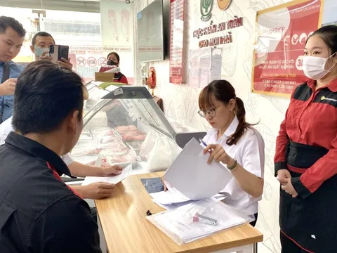 Công an triệu tập người 'tố' Công ty C.P. Việt Nam bán thịt heo bệnh