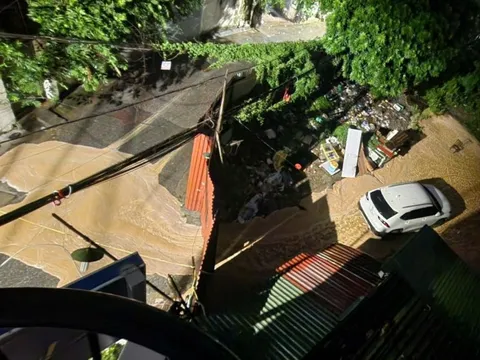 Sau cơn mưa lớn, bọt khí và bùn lại trào lên tại nơi đào hầm metro Nhổn - ga Hà Nội đi qua