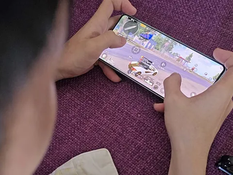 Trẻ em nghiện điện thoại - Kỳ 4: Tranh cãi về chiếc điện thoại và trẻ em