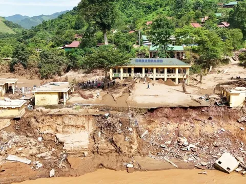 Lũ 'xóa sổ' trường học biên giới, hiệu trưởng đau quặn lòng