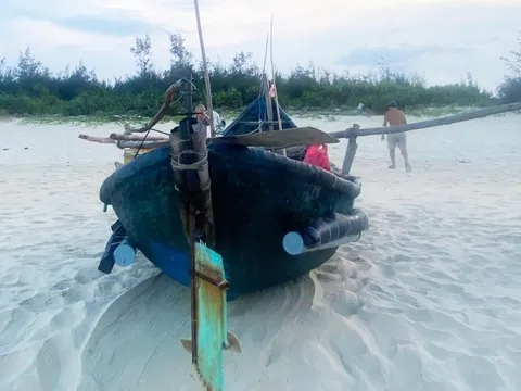 Chiếc thuyền dạt vào bờ không thấy ngư dân đâu, mọi người đổ xô đi tìm